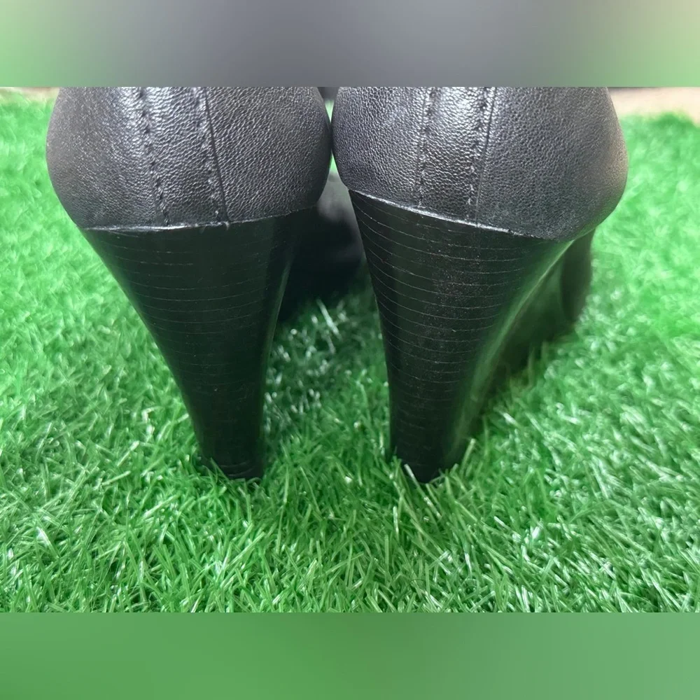 Tory Burch Black and Gold Heels with‎ Signature Logo Size 9.5
